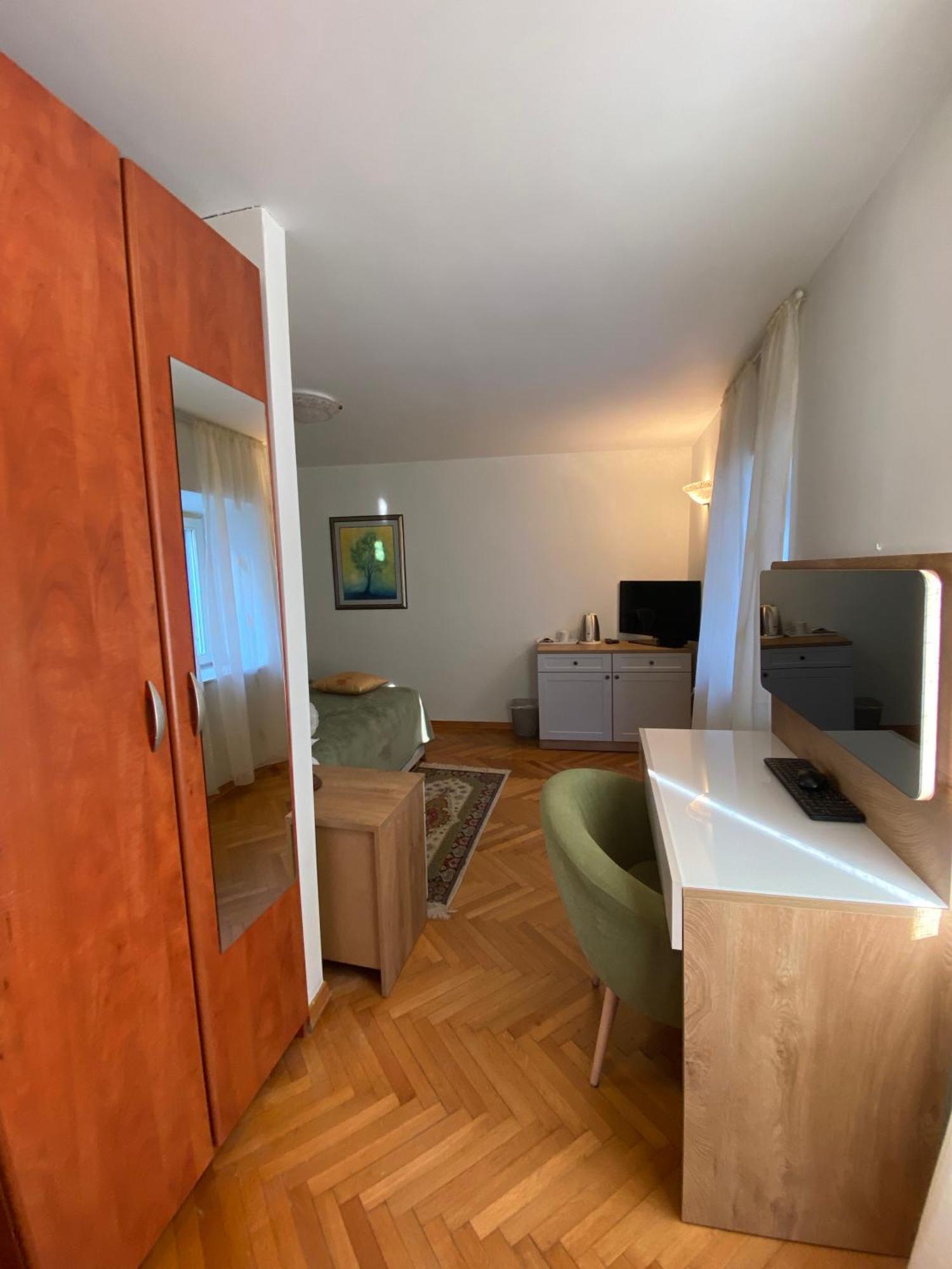 Rooms Base Сплит Екстериор снимка