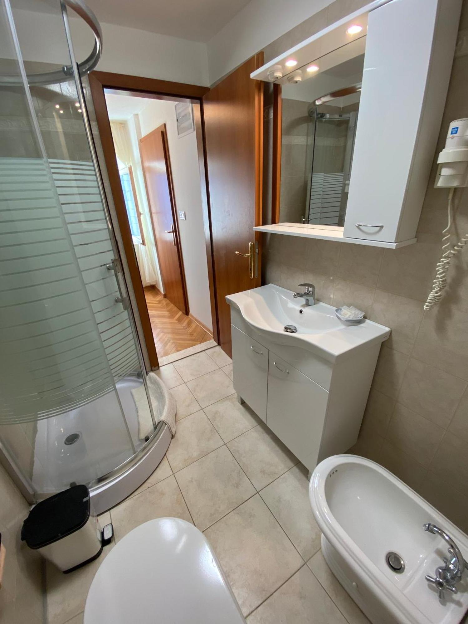 Rooms Base Сплит Екстериор снимка